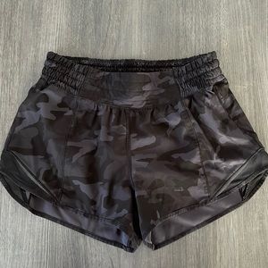 Lululemon Hotty Hot High-Rise Lined Short 2.5"